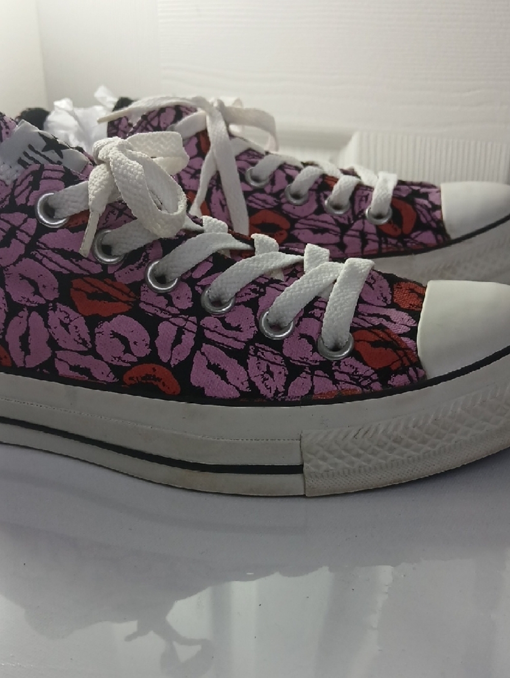 Converse Chuck Taylor All Star Low Top Pink & Red Lip Print Sneakers - Picture 9 of 16